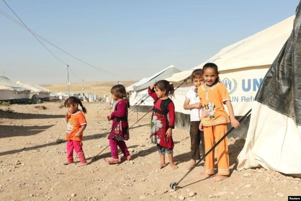 Для уже освобожденных людей поставили специальные лагеря и раздают гуманитарную помощь На фото – дети с освобожденных коалицией территорий в лагере для беженцев