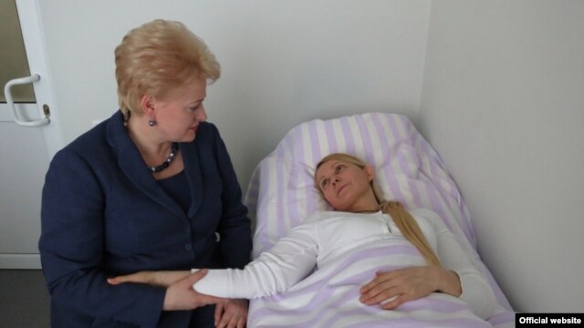 Lithuanian President Dalia Grybauskaite (left) visiting Tymoshenko in a Kharkiv hospital on May 11.