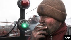 A worker smokes during a break at a coal mine in the Siberian town of Shestaki. (file photo)