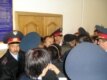 Сот залының есігін мықтап күзеткен полициядан ішке қарай айыпкерлердің қорғаушылары әзер өтті