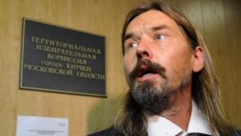 Сергей Троицкий сдает петицию в защиту его кандидатуры в избирком Химок, 13 сентября 2012