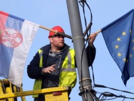 Radnik postavlja zastave Srbije i EU na ulicama Beograda, 2. mart 2012.