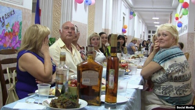 Учительский банкет с алкогольными напитками в школе №7 в Ялте, сентябрь 2015 года