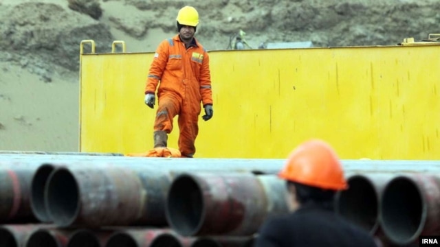Иранның газ зауытының жұмысшысы құбырларға қарап тұр. 3 ақпан 2014 жыл. (Көрнекі сурет)