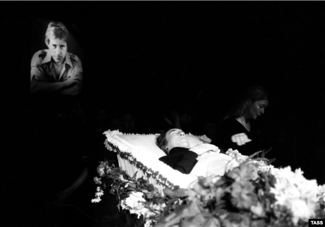 Марина Владі біля труни Володимира Висоцького у Театрі на Таганці. Москва, 28 липня 1980 року