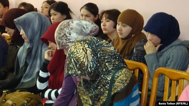 Девушки-студентки в хиджабах. Иллюстративное фото.  