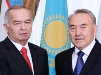 Presidents Karimov (left) and Nazarbaev in Astana on April 22 (official site)
