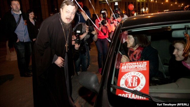 Всеволод Чаплин на митинге в поддержку Русской православной цервки в Москве. Апрель 2012 года