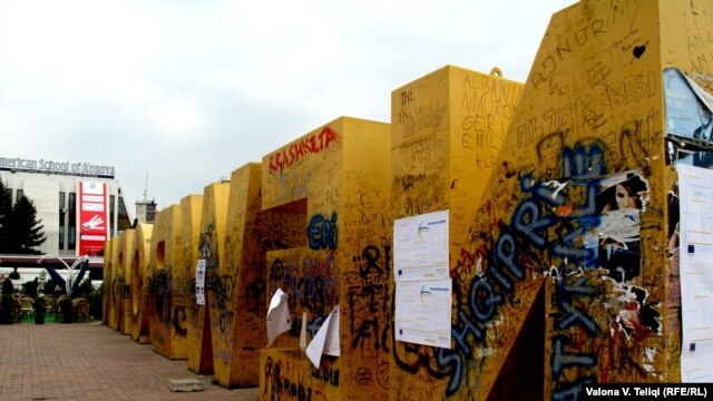 Spomenik postavljen u Prištini povodom proglašenja nezavisnosti Kosova