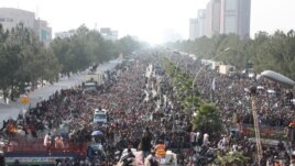 Supporters of moderate Pakistani preacher Tahir-ul Qadri on the third day of their protest rally in Islamabad, 16Jan2013