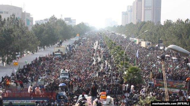 Supporters of moderate Pakistani preacher Tahir-ul Qadri on the third day of their protest rally in Islamabad, 16Jan2013