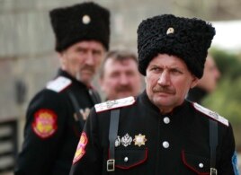 Казаки у здания Верховного совета Крыма в марте этого года