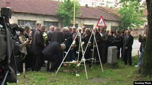 Obilježavanje stradanja vojnika JNA u Tuzli, 15. maj 2012. FOTO: RTV SLON
