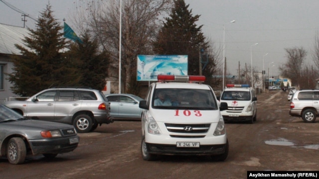 Сарыағаш ауданы Ынтымақ ауылында жүрген жедел жәрдем көліктері. Оңтүстік Қазақстан облысы, 11 ақпан 2015 жыл.