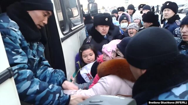 Жильцов ЖК "Махаббат" задерживают у здания "Казмедиа". Астана, 6 марта 2014 года. 
