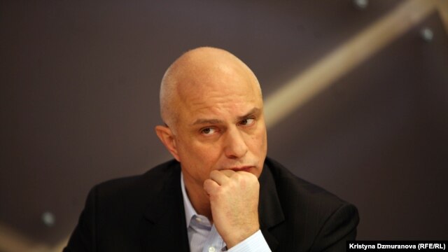 Oleksandr Tymoshenko being interviewed at RFE/RL's Prague TV studio on January 9. 