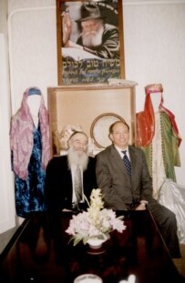 Rabbi Abe David Gurevich (left) with the former president of RFE/RL Tom Dine in February 2002 (RFE/RL)