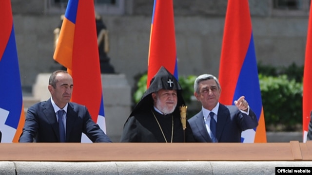 Nagorno-Karabakh - Armenian President Serzh Sarkisian (R) and former President Robert Kocharian (L) watch a military parade in Stepanakert, 9May2012.