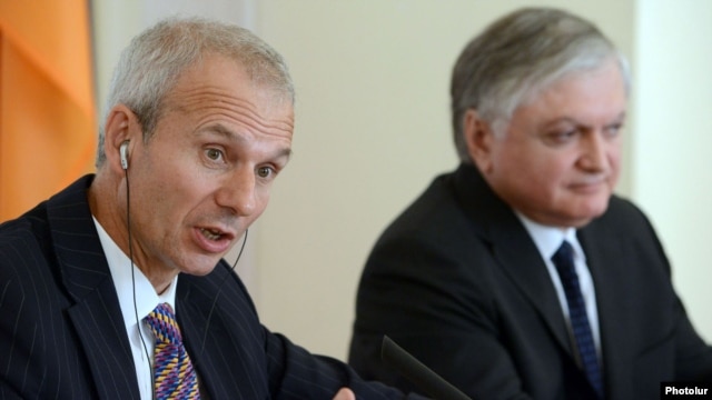 Armenia - British Minister for Europe David Lidington (L) speaks at a news conference with Armenian Foreign Minister Edward Nalbandian in Yerevan, 18Sep2012.