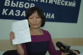 Зоя Нарымбаева, жена политического заключенного Ермека Нарымбаева, выступает на пресс-конференции. Алматы, 27 сентября 2010 года.