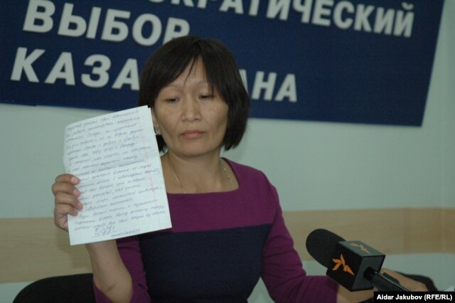 Зоя Нарымбаева, жена политического заключенного Ермека Нарымбаева, выступает на пресс-конференции. Алматы, 27 сентября 2010 года.
