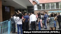 ҰБТ өтетін университет алдында тұрған түлектер мен олардың туыстары. Алматы, 2 маусым 2016 жыл.