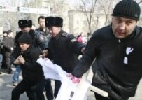 Police arrest an opposition demonstrator, 26 February (RFE/RL)