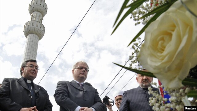 Ivo Josipović sa kardinalom Vinkom Puljićem i reisu-l-ulemom Mustafom ef. Cerićem u Ahmićima 