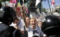 Supporters of Yuliya Tymoshenko rally outside the Ukrainian parliament, the Verkhovna Rada, on July 18 (epa)