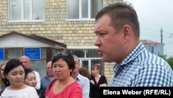Приговоренный к трем годам тюрьмы Владимир Крючков дает комментарии после оглашения приговора. Село Ботакара в Бухар-Жырауском районном суде Карагандинской области. 20 июня 2016 года.