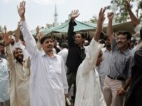 Religious students demonstrating today in Islamabad (AFP)