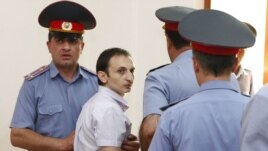 Ընդդիմադիր ակտիվիստ Տիգրան Առաքելյանը դատավճռի հրապարակումից հետո: