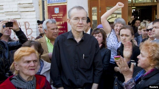 Supporters gather around Oleg Shein in Astrakhan, where his hunger strike over the mayoral election results became national news.
