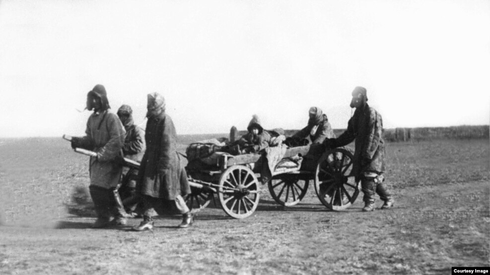 Qazaqstannıñ kino, fotoqwjattar jäne dıbıs jazbalarınıñ ortalıq memlekettik arhivinen tabılğan, 1932 jılı tüsirilgen qazaq bosqındarınıñ sureti. 