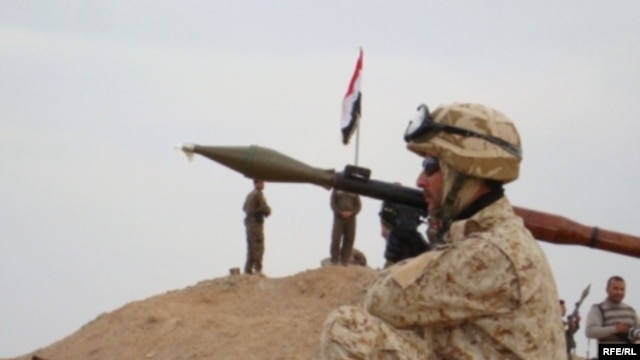 سربازان عراقی مستقر در اطراف میدان نفتی فکه در مرز ایران 