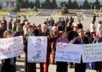 Many of the roughly 200 protesters were relatives of prisoners (RFE/RL)