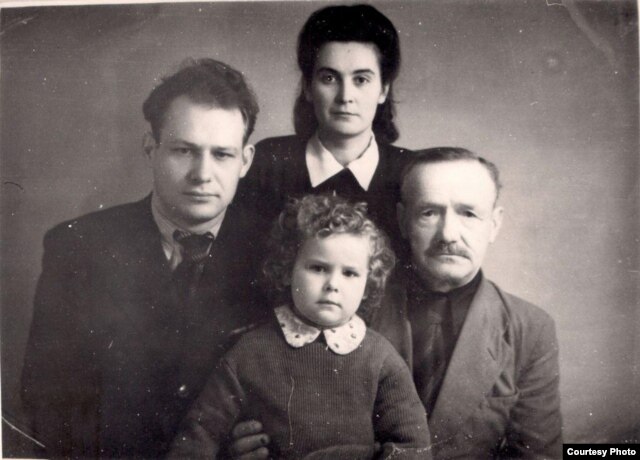 Разам зь сям’ёй: Іван Мележ, жонка Лідзія, дачка Людміла і бацька Павал. 1948 г.