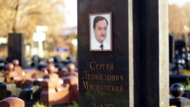 Mormîntul lui Sergei Magnițky la cimitirul Preobrazhenskoye din Moscova