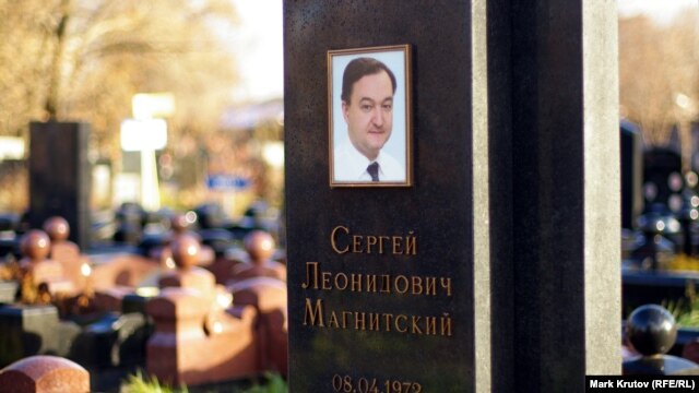 Mormîntul lui Sergei Magnițky la cimitirul Preobrazhenskoye din Moscova