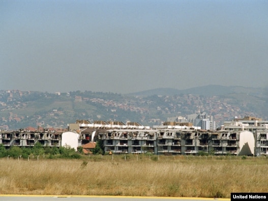 Oštećena zgrada na aerodromu Butmir, Sarajevo, 03. septembar 1992.