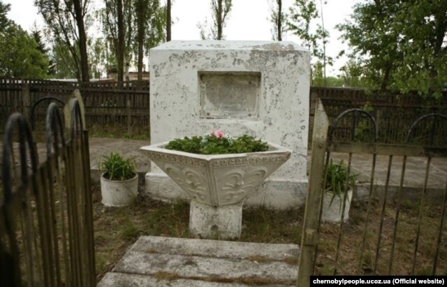 Пам’ятник жертвам Голокосту в Чорнобилі