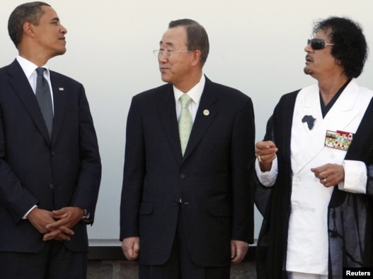 بان گی مون، دبیرکل سازمان ملل، در میان معمر قذافی (راست) و باراک اوباما