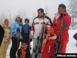 Ukrayna prezidenti Viktor Yuşşenko (sağda) həmkarı Mixeil Saakaşvili ilə Karpat dağlarında ailəvi istirahət zamanı, 5 yanvar 2005