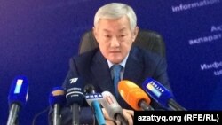 Бердібек Сапарбаев "Ақтөбе ақпарат" орталығында облыстағы аxуал туралы мәлімдеме жасап отыр. Ақтөбе, 6 маусым 2016 жыл.