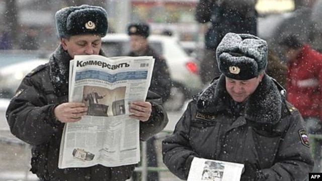 Russian police officers read newspapers on the street in central Moscow. (file photo)