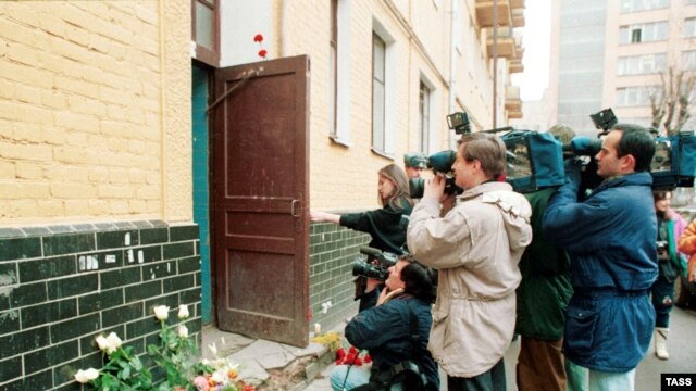 Подъезд дома, в котором жил и трагически погиб Листьев