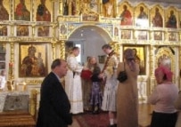Parishioners at New York's Chapel of St. Sergius of Radonezh (RFE/RL)