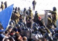 Belarusian police clash with demonstrators in Minsk on March 25 (RFE/RL)
