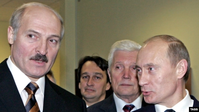 Belarusian President Alyaksandr Lukashenka (left) is expected to discuss economic aid with his Russian counterpart, Vladimir Putin. (file photo)