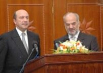 Igor Ivanov (L) with Iraqi Prime Minister Ja'fari in Baghdad on 13 November (RFE/RL)